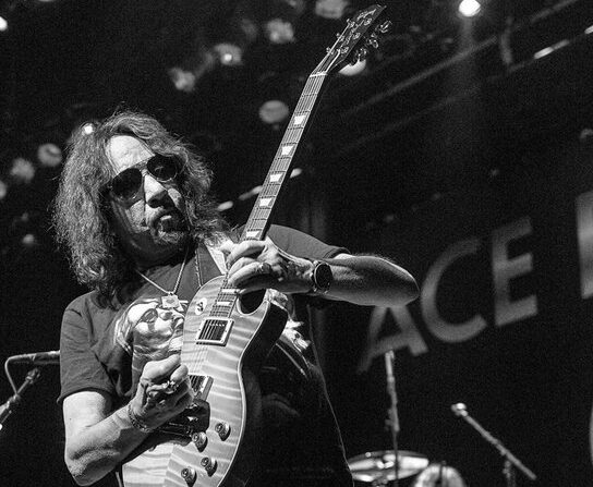 Morre Ace Frehley, guitarrista e fundador do Kiss, aos 74 anos