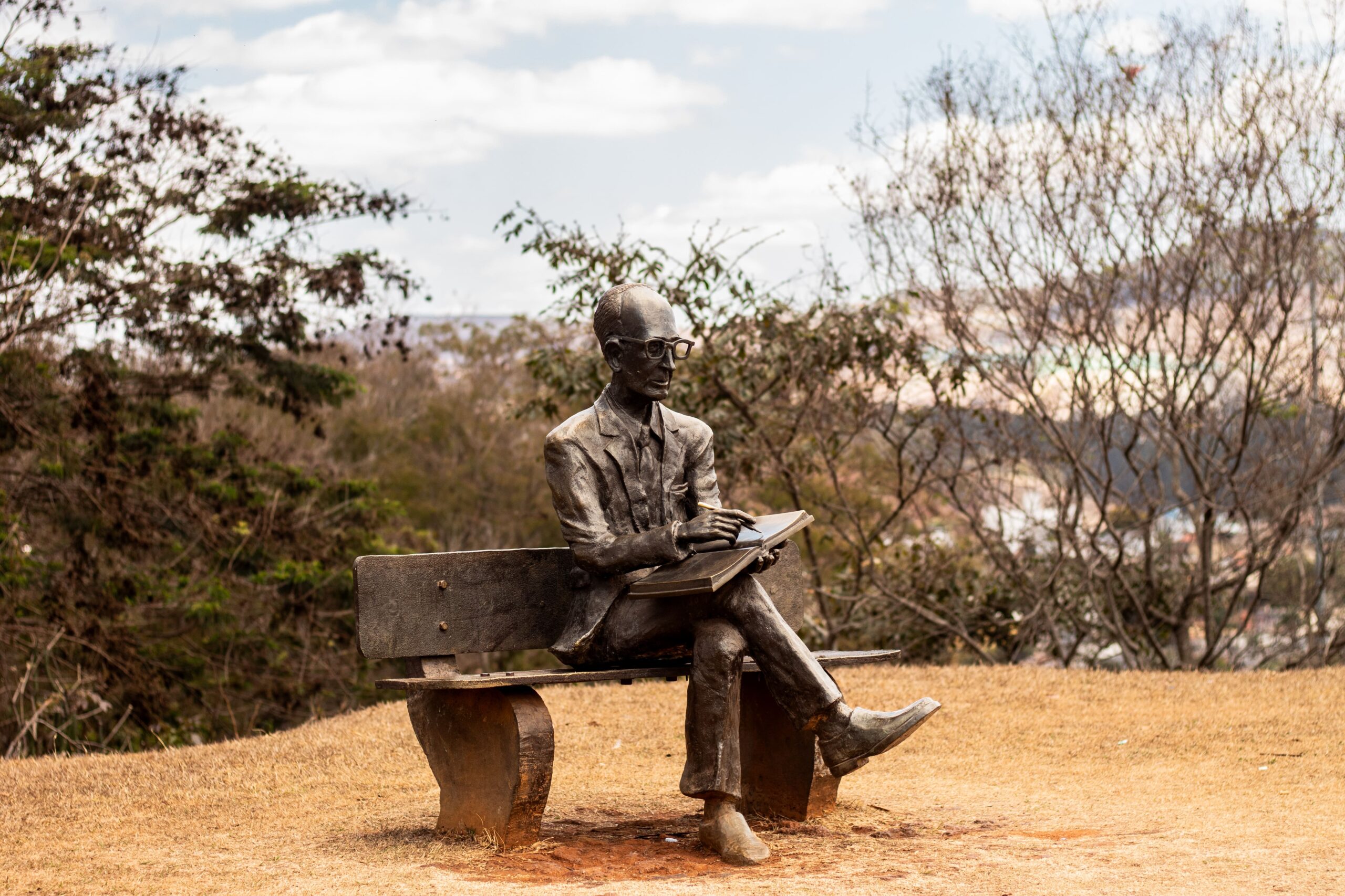 Caminhos Drummondianos conduzem visitantes pela Itabira que inspirou o poeta; saiba mais