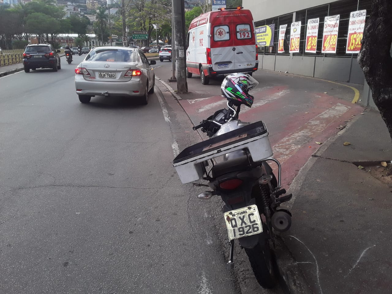 Motoboy é socorrido após derrapar em óleo na avenida Carlos de Paula Andrade, em Itabira