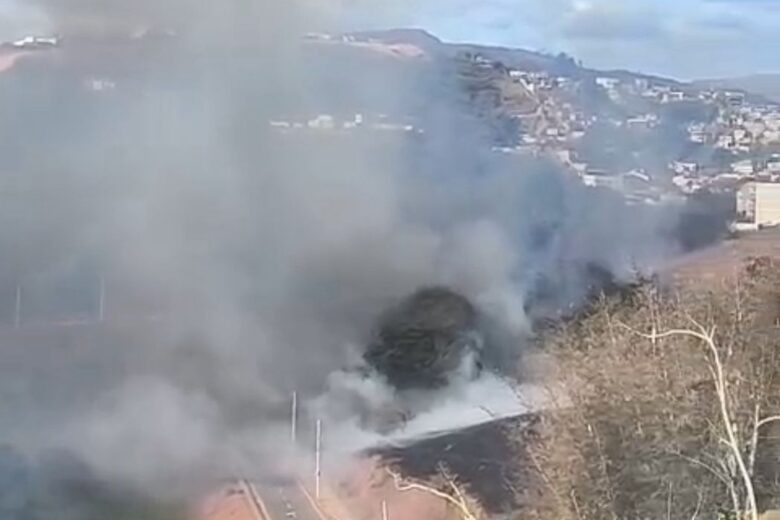 Incêndios atingem áreas dos bairros João XXIII e Gabiroba, em Itabira
