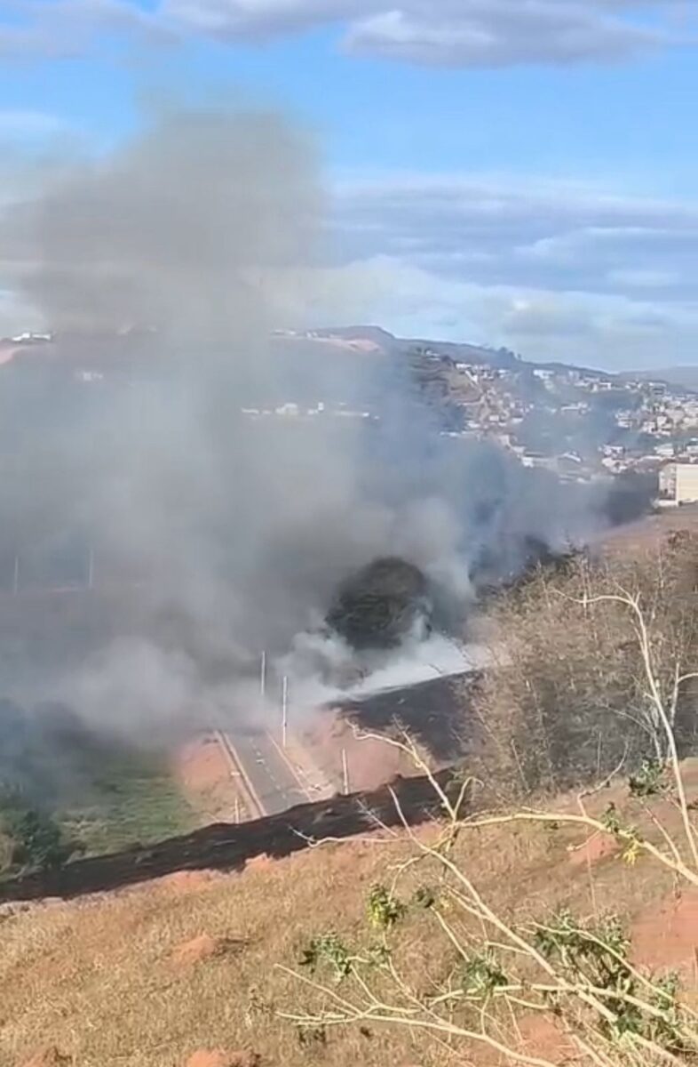 Incêndios atingem áreas dos bairros João XXIII e Gabiroba, em Itabira