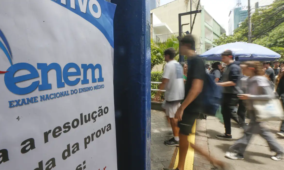 Inep anuncia anulação de três questões do Enem 2025 após identificação de vazamento