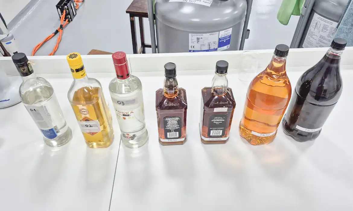 Polícia fecha fábrica que adulterava bebidas em São Bernardo do Campo