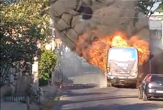 Ônibus pega fogo em rua residencial e assusta moradores em Contagem