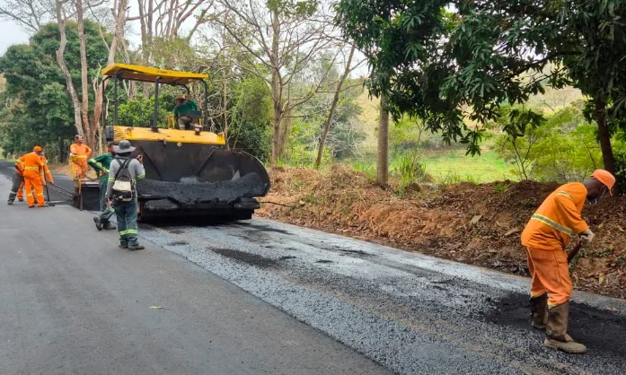 Governo de Minas revitaliza rodovias em Manhumirim para impulsionar economia e turismo regional