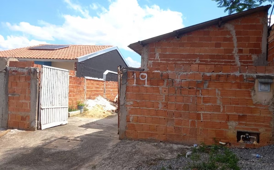 Mãe e padrasto são presos após confessarem matar menina de 5 anos e enterrar no quintal