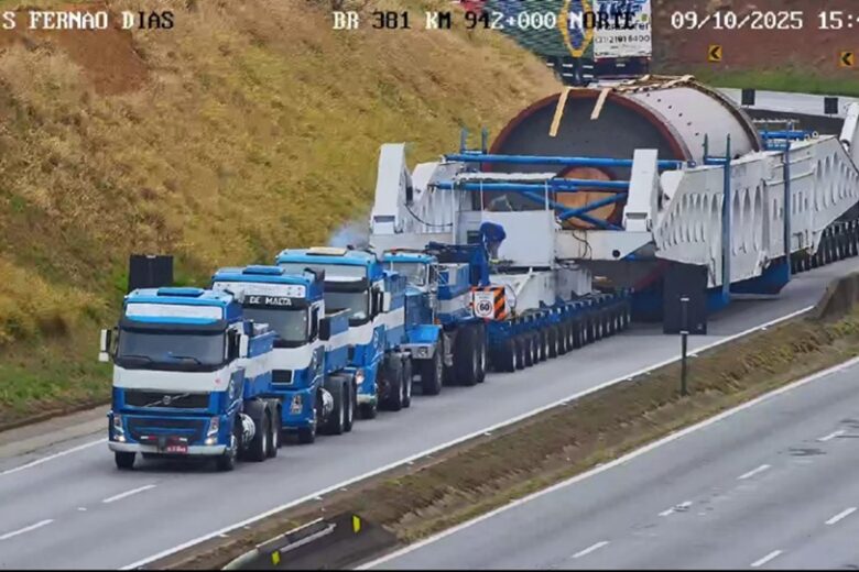 Carreta com carga de 850 toneladas segue parada há mais de dois dias na BR-381
