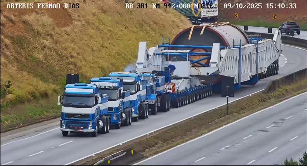 Carreta com carga de 850 toneladas segue parada há mais de dois dias na BR-381