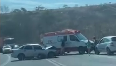 Equipes de resgate são mobilizadas após acidente na BR-262, próximo a Matipó