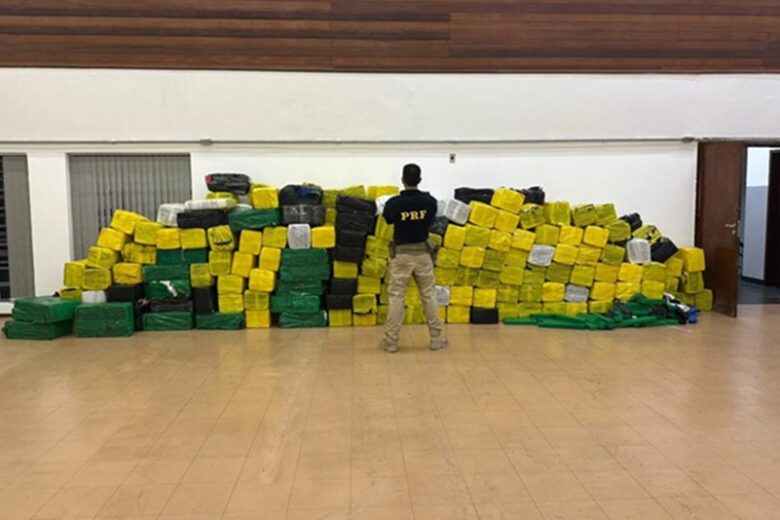 PRF apreende mais de cinco toneladas de maconha escondidas em carga de madeira na BR-381