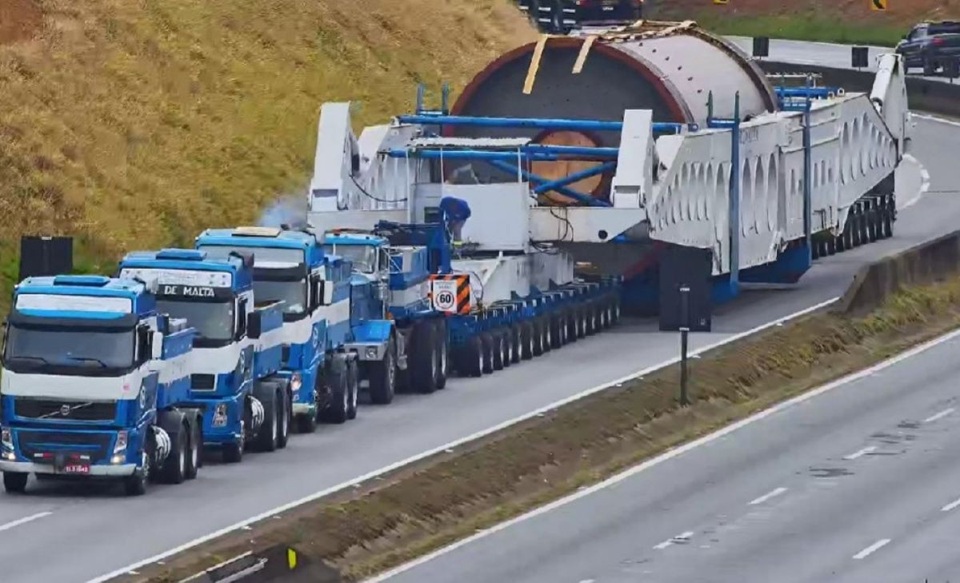 Carreta com carga de 850 toneladas volta a trafegar pela BR-381 no sentido Belo Horizonte