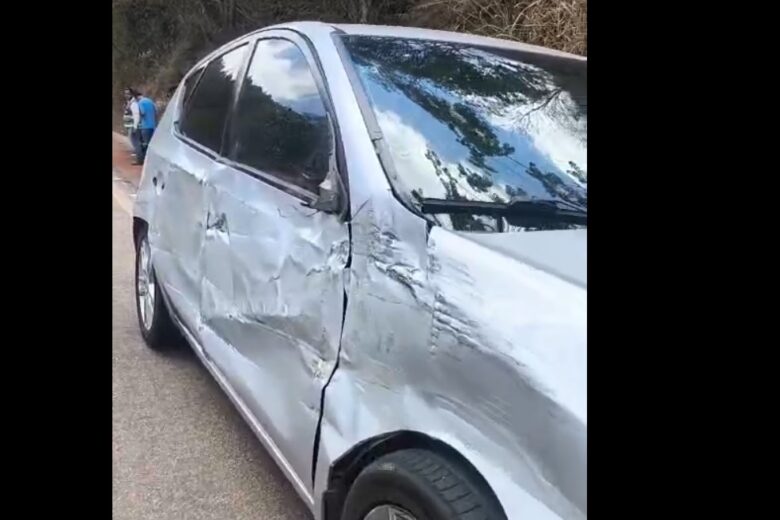 Colisão entre caminhão e carro causa susto na AMG-1210, em Itabira
