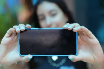 Uso de internet por adolescentes nas escolas cai de 51% para 37%