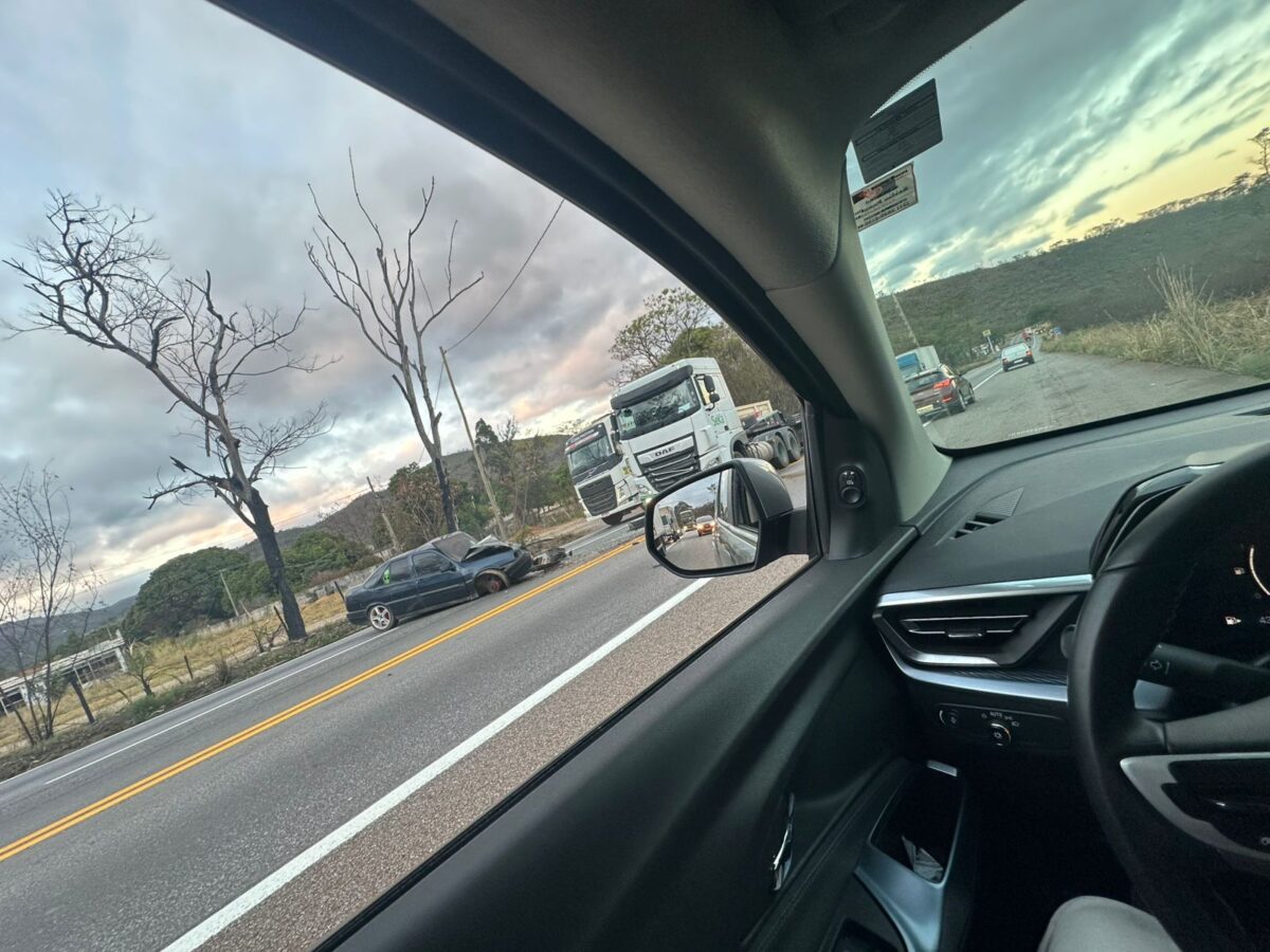 Acidente entre carro e carreta deixa dois feridos e causa congestionamento na BR-381, em Sabará