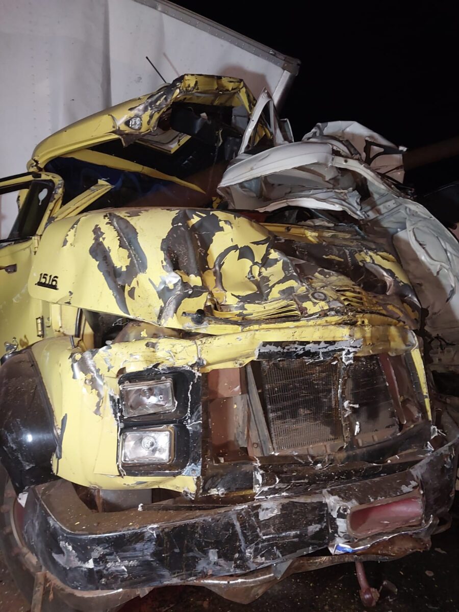 Colisão entre carreta e caminhão deixa um morto e um ferido grave na MGC-120 em Santa Maria de Itabira