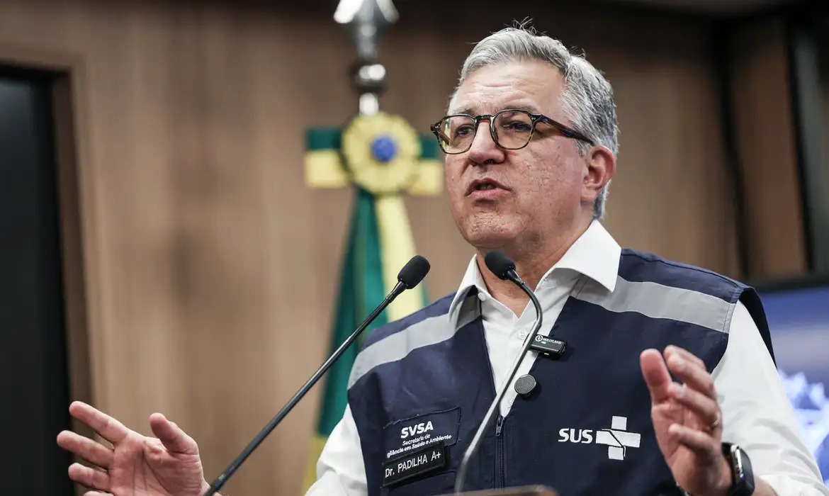 Casos suspeitos de intoxicação por metanol devem aumentar no país, diz ministro