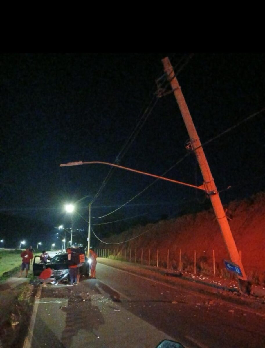Motorista sem CNH sofre mal súbito e colide contra poste em Itabira
