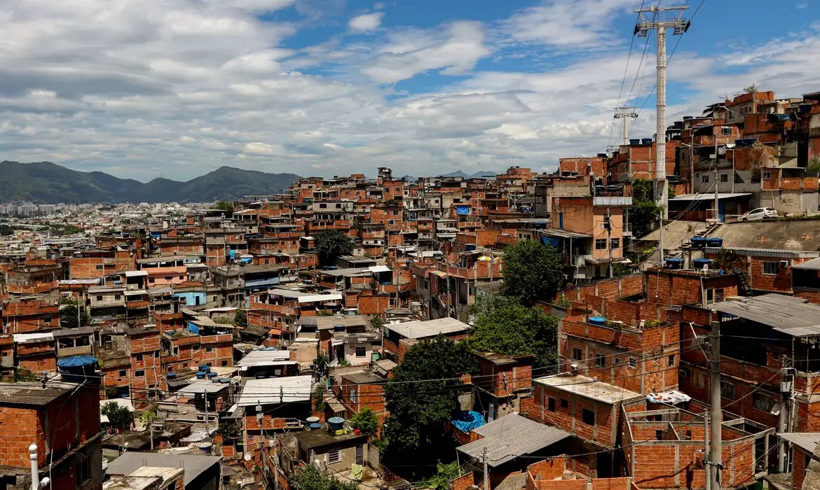 Mais de 12 mil favelas passam a ter CEP no Brasil; saiba mais