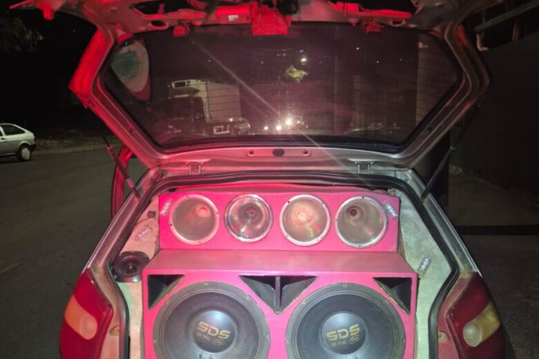 Polícia Militar apreende faca e carro com aparelhagem de som durante operação contra perturbação do sossego em Itabira