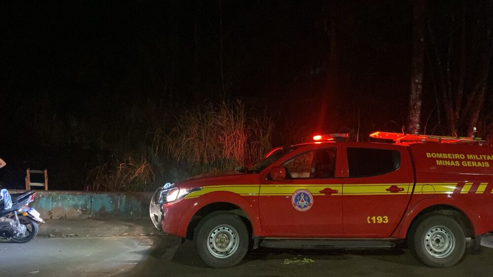 Bombeiros resgatam cachorro ferido de galeria pluvial em Itabira