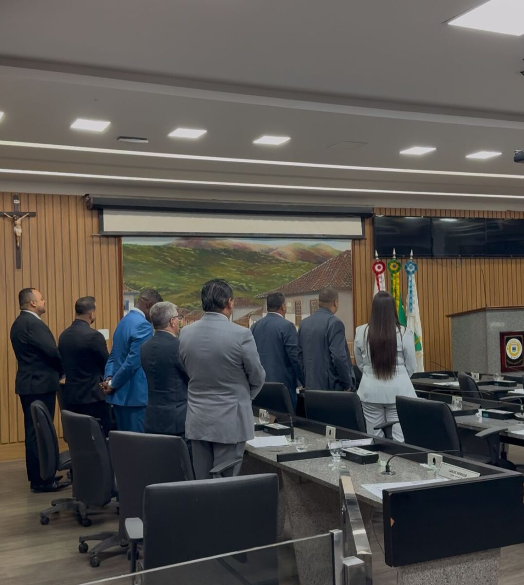 Vereadores encerram reunião ao som do Hino de Itabira em homenagem aos 177 anos da cidade