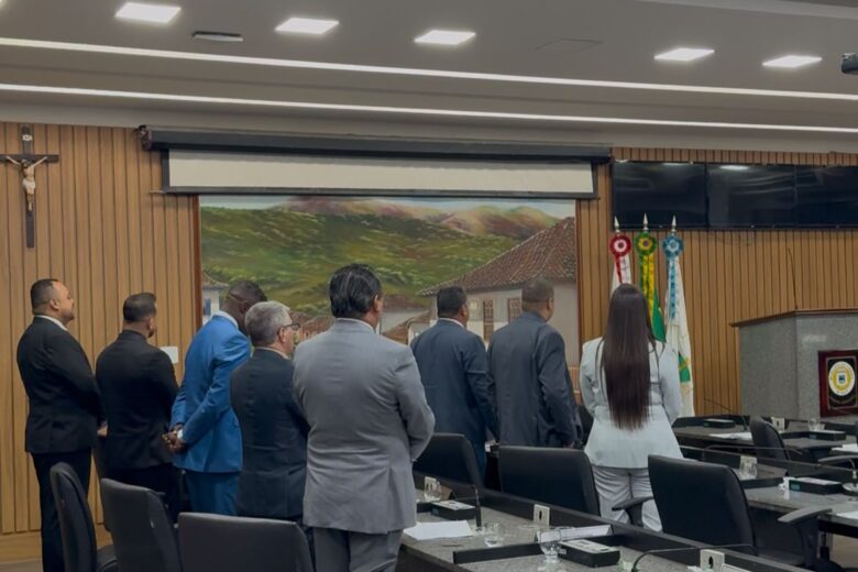 Vereadores encerram reunião ao som do Hino de Itabira em homenagem aos 177 anos da cidade