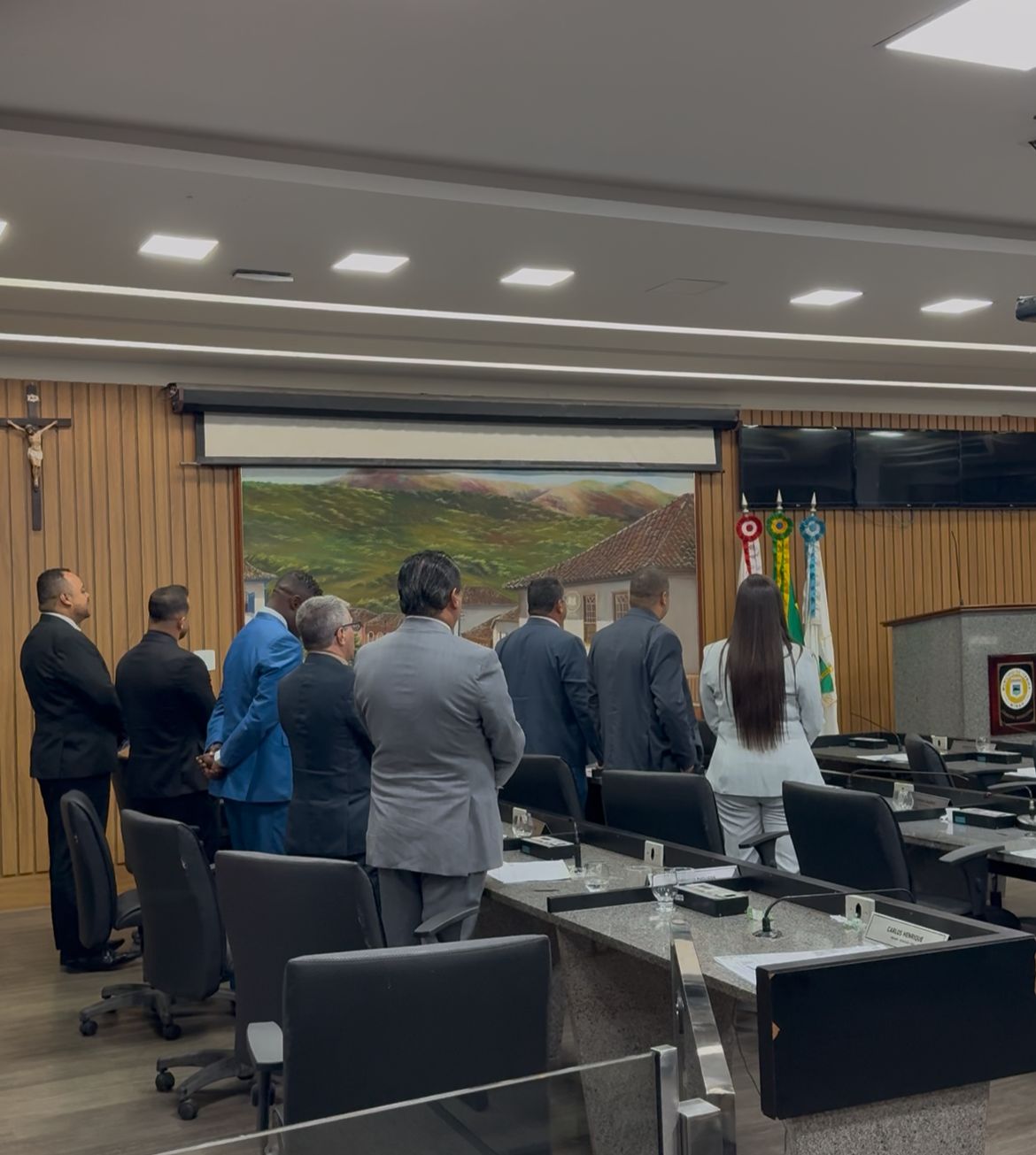 Vereadores encerram reunião ao som do Hino de Itabira em homenagem aos 177 anos da cidade