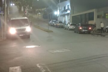 Carro e motocicleta colidem na Rua Juca Machado, em Itabira