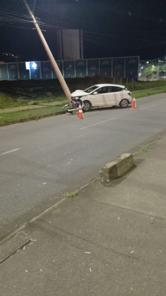 Motorista perde consciência e colide com poste na avenida Cristina Gazire, em Itabira
