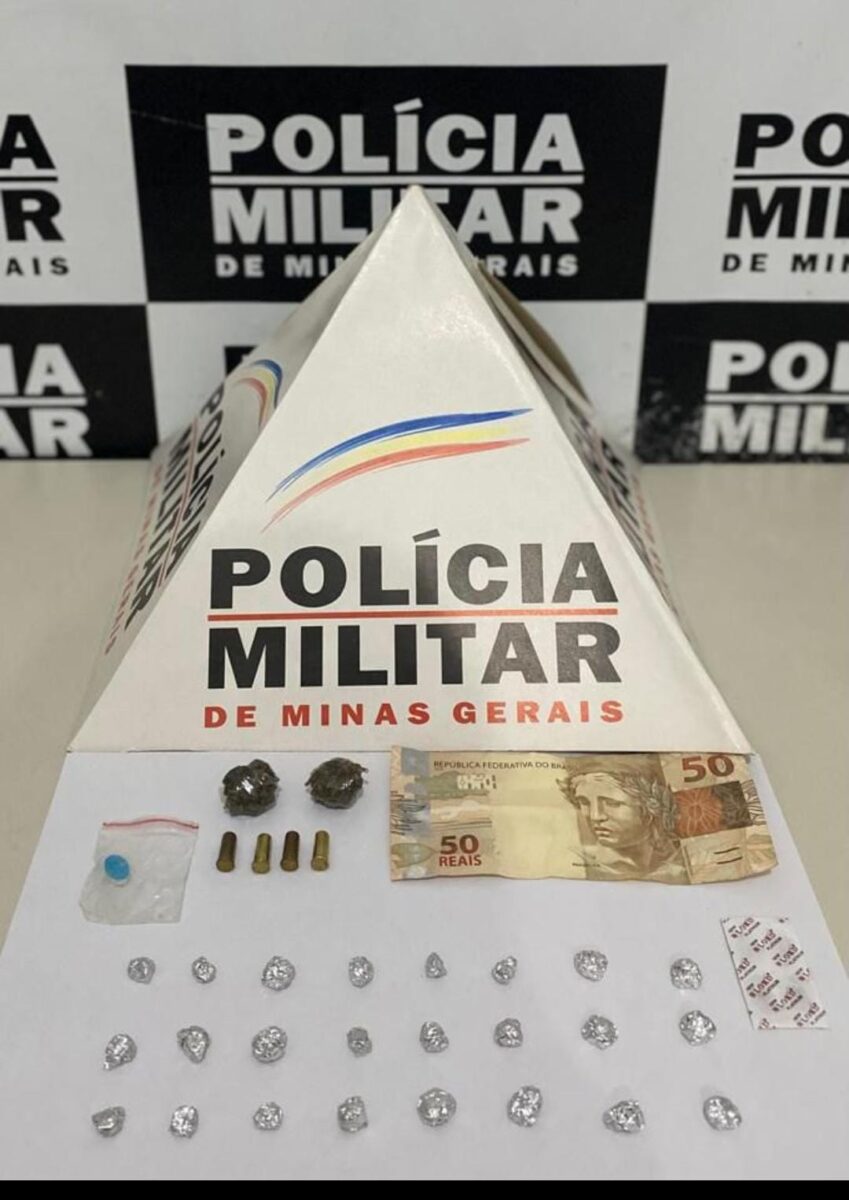 Polícia Militar apreende drogas e motocicleta em Dom Silvério