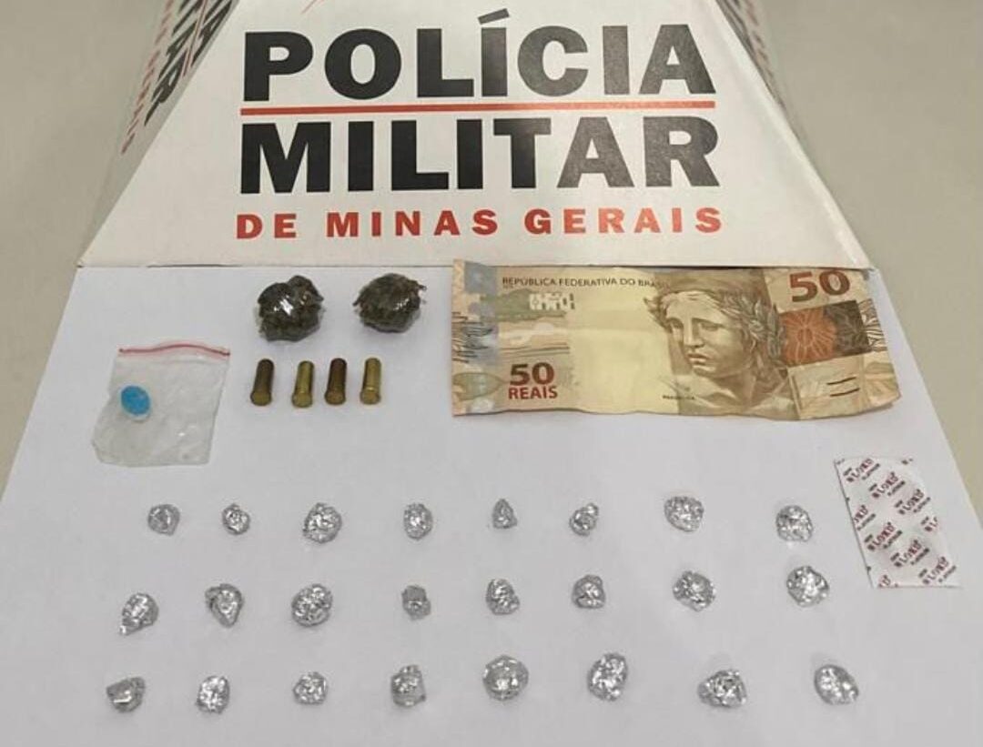 Polícia Militar apreende drogas e motocicleta em Dom Silvério