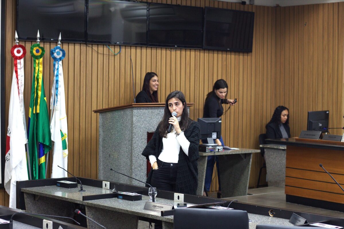 Natália Lacerda defende liberdade de expressão em fala pessoal durante prestação de contas na Câmara