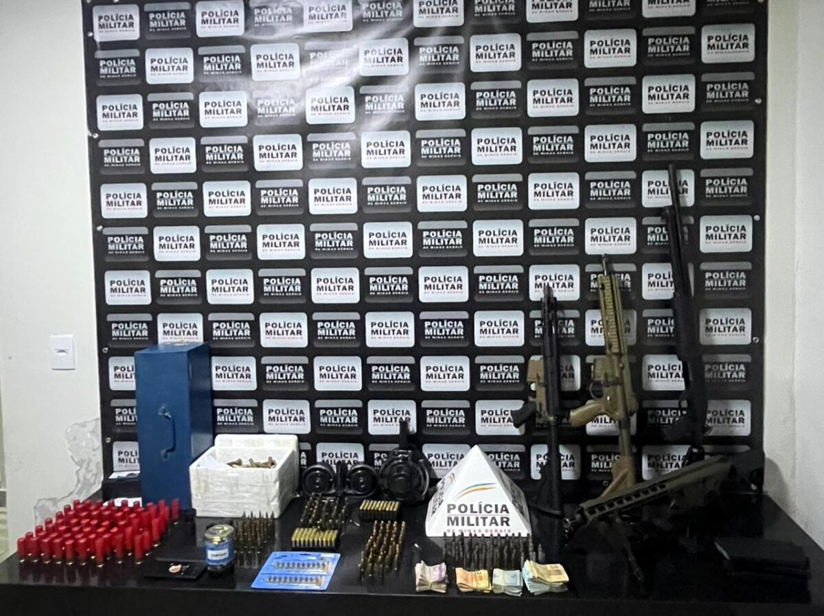 Polícia Militar apreende arsenal com fuzil, carabinas e centenas de munições