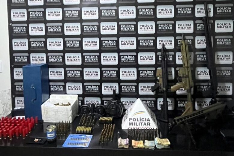 Polícia Militar apreende arsenal com fuzil, carabinas e centenas de munições