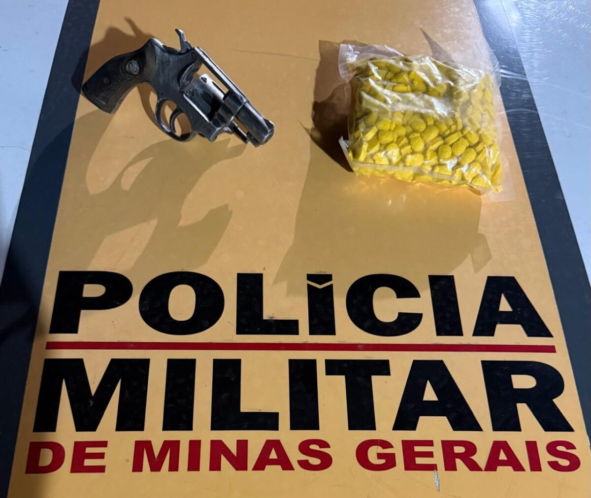 Jovem é preso com 500 comprimidos de ecstasy e arma com numeração raspada em ônibus na região de Santa Maria de Itabira