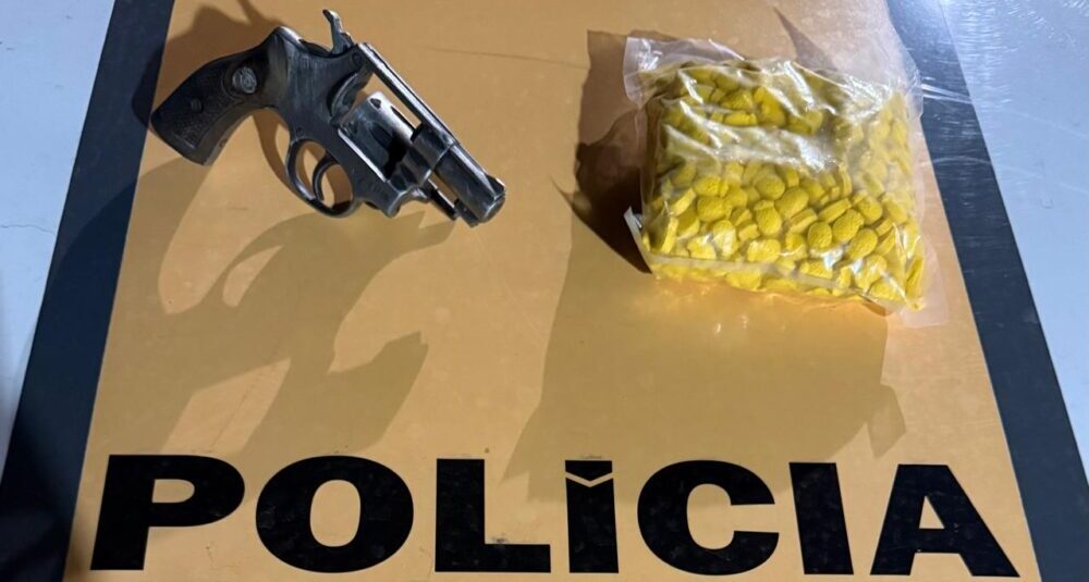 Jovem é preso com 500 comprimidos de ecstasy e arma com numeração raspada em ônibus na região de Santa Maria de Itabira