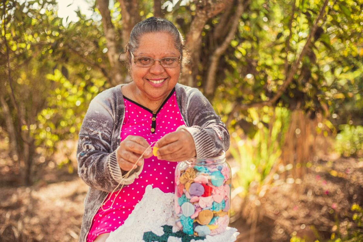Dona Rosinha lança seu primeiro livro e dá voz às memórias do Quilombo Morro Santo Antônio em Itabira; confira