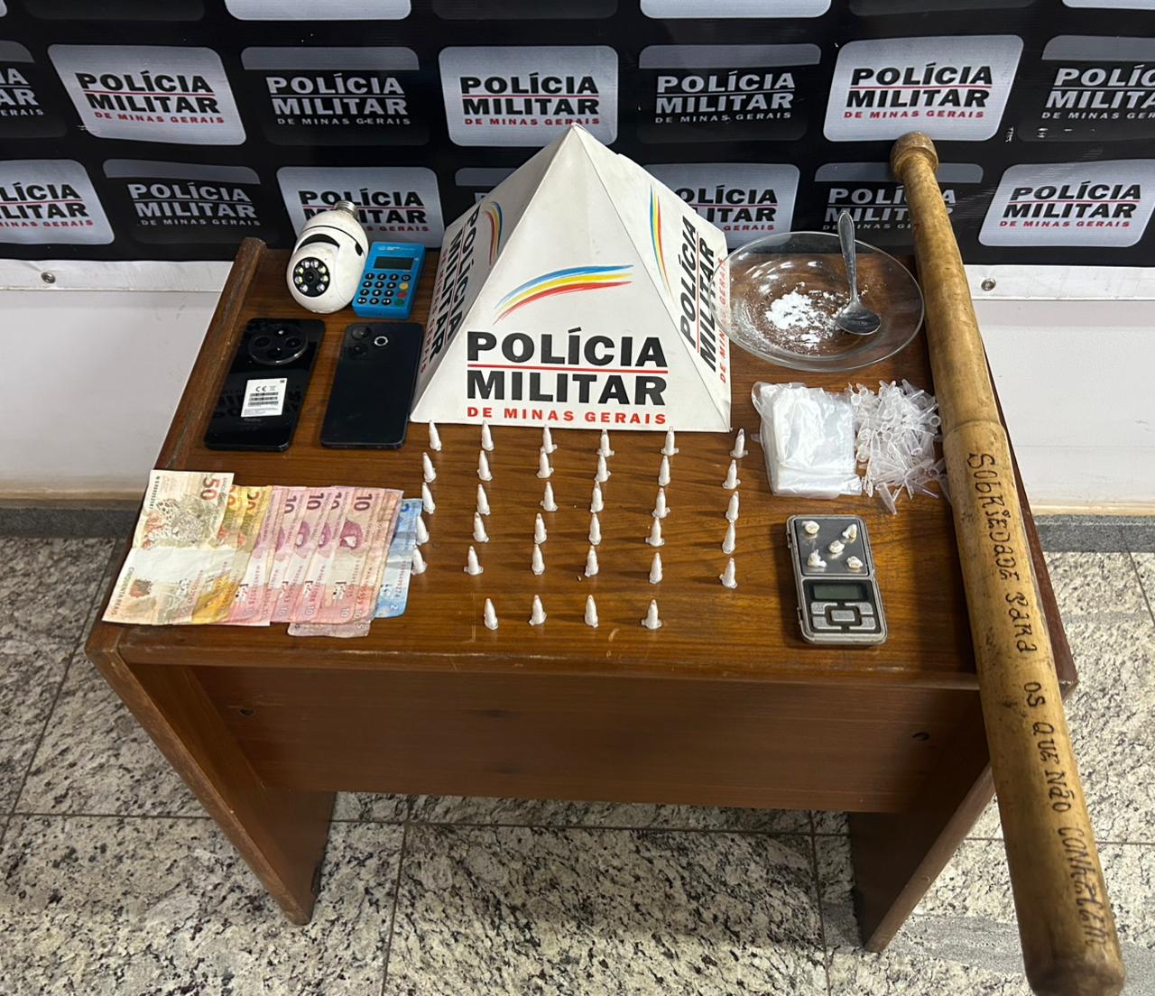 Polícia Militar prende dupla por tráfico de drogas em Barão de Cocais: crianças estavam no local