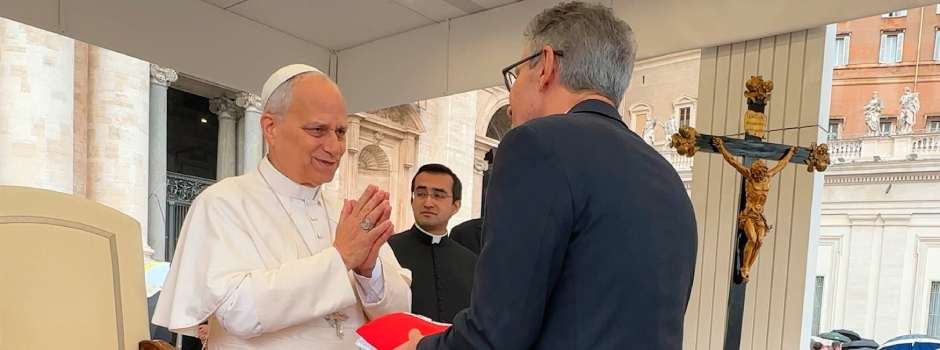 Papa abençoa Minas Gerais diante da bandeira do Estado em encontro com Zema