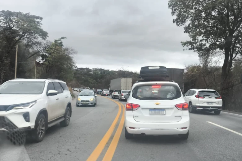 Acidente entre carreta e moto causa lentidão na BR-381