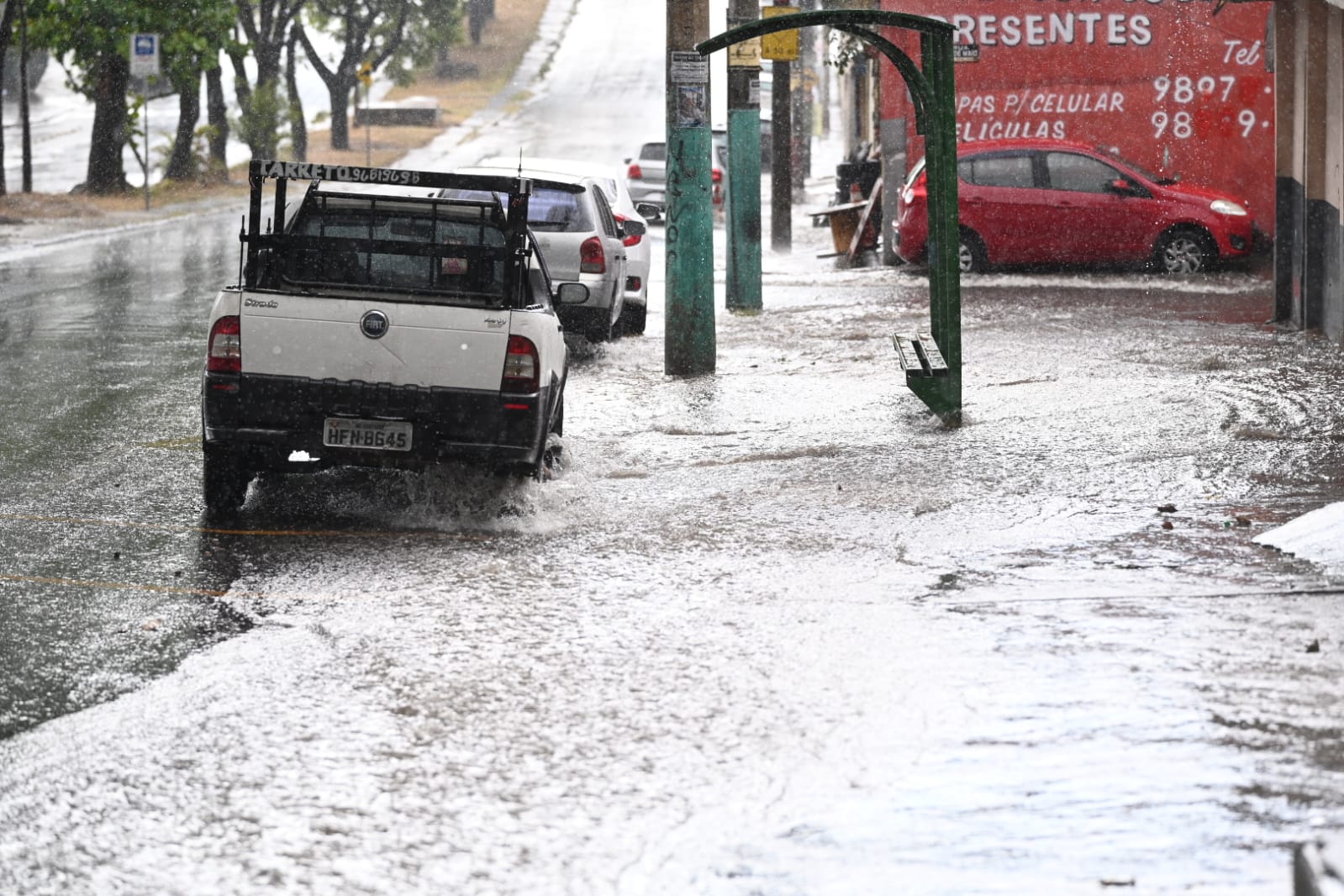 Chuvas deixam tráfego arrastado em Belo Horizonte e elevam risco geológico em várias regiões