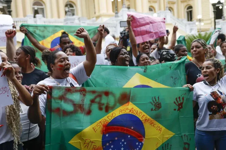 Moradores do Alemão e Penha protestam no Palácio Guanabara contra operação policial com mais de 100 mortos