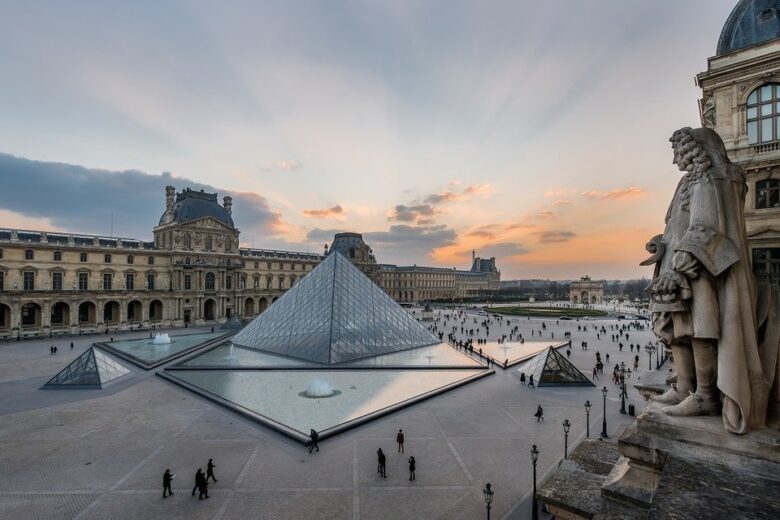Museu do Louvre fecha após invasão e roubo de joias
