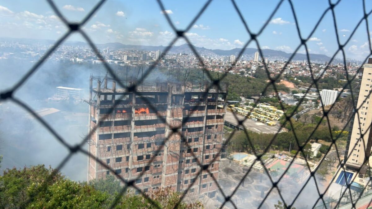 Incêndio atinge prédio abandonado e área de vegetação na região da Pampulha, em Belo Horizonte