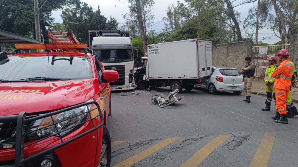 BH: motorista fica preso às ferragens após colisão entre carretas e carro na Pampulha