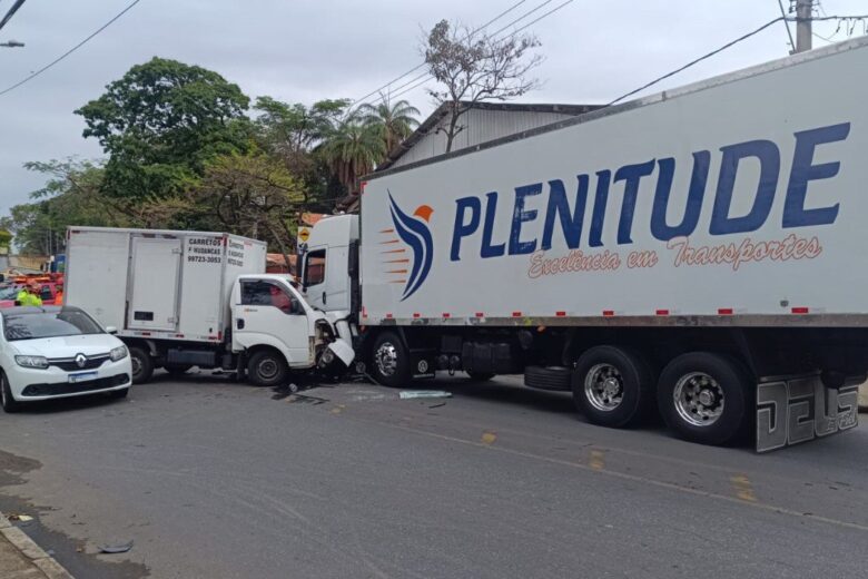 BH: motorista fica preso às ferragens após colisão entre carretas e carro na Pampulha