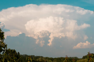 Lembra do clima de ontem? Continua igual hoje (calor e poucas nuvens)