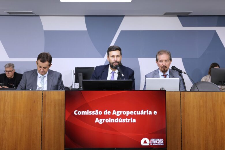 Deputados mineiros propõem restrições ao leite importado em meio à crise no campo