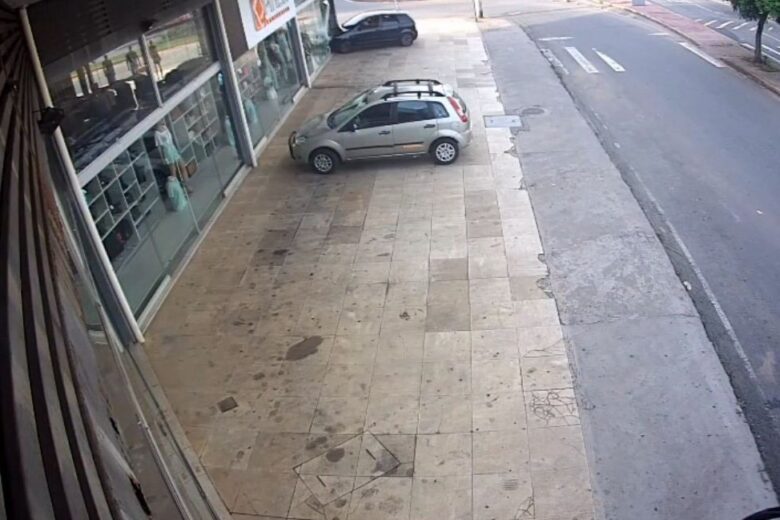 Motorista que colidiu contra vitrine de loja em Itabira não possuía habilitação