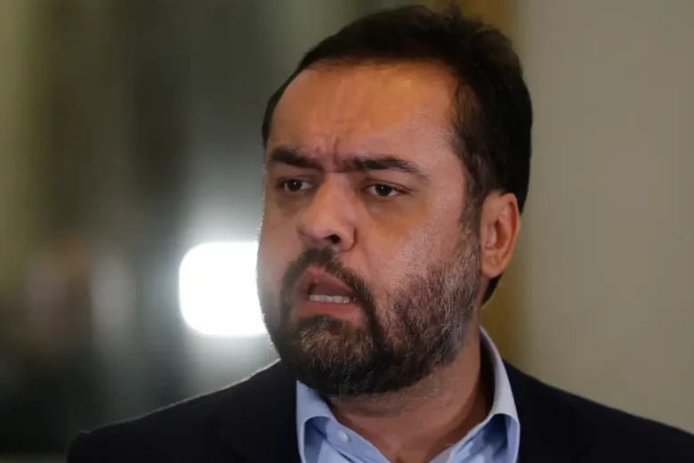 Após megaoperação, governador do Rio é aplaudido de pé ao cantar em igreja